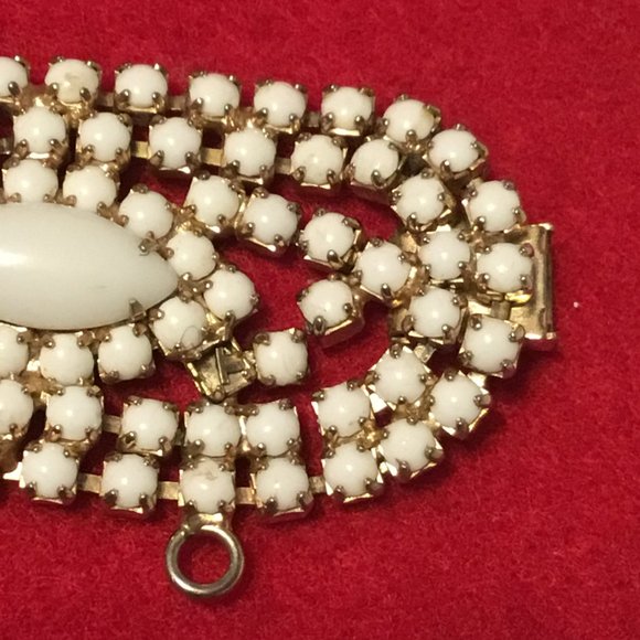 Antique Hattie Carnegie white milk glass beaded bracelet w/ safety chain - Picture 4 of 16